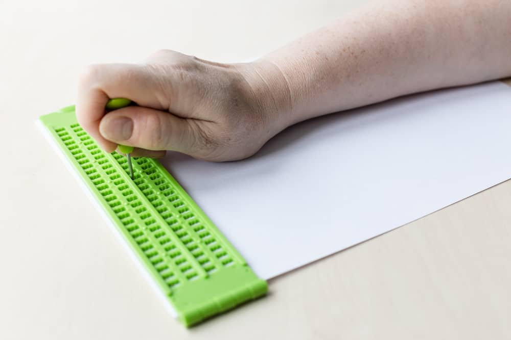 كيف تتم الكتابة بطريقة بريل؟