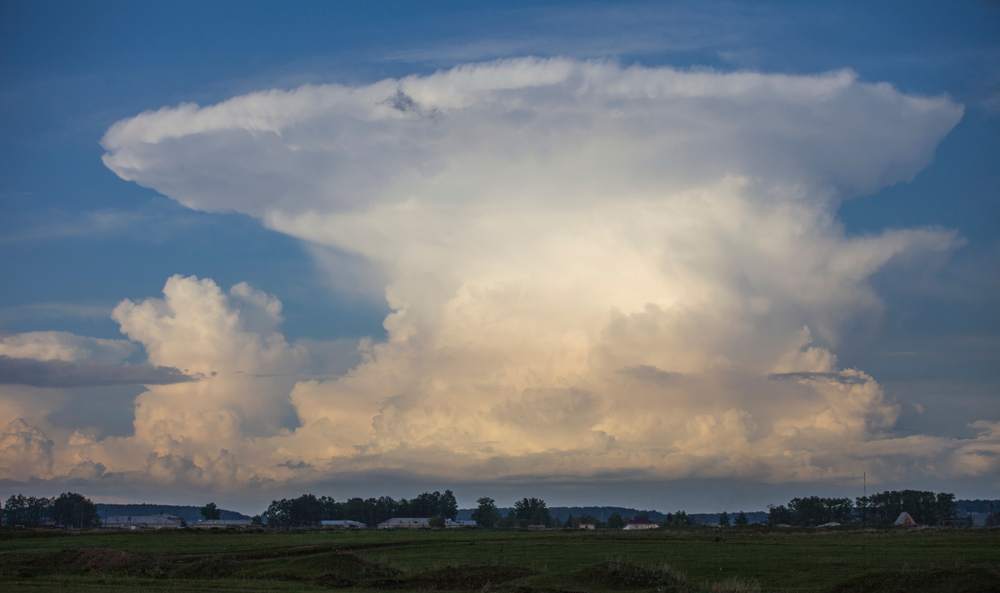 غيوم السندان