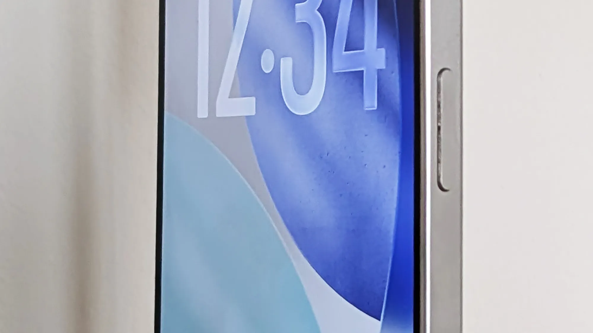 دليلك الكامل لأزرار الآيفون: وظائف خفية تغير طريقة استخدامك للهاتف