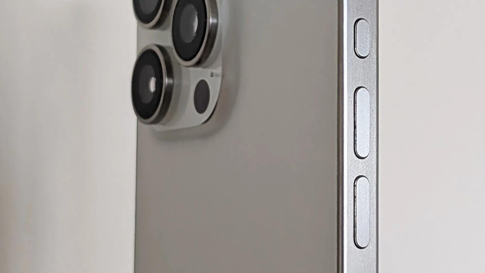 دليلك الكامل لأزرار الآيفون: وظائف خفية تغير طريقة استخدامك للهاتف